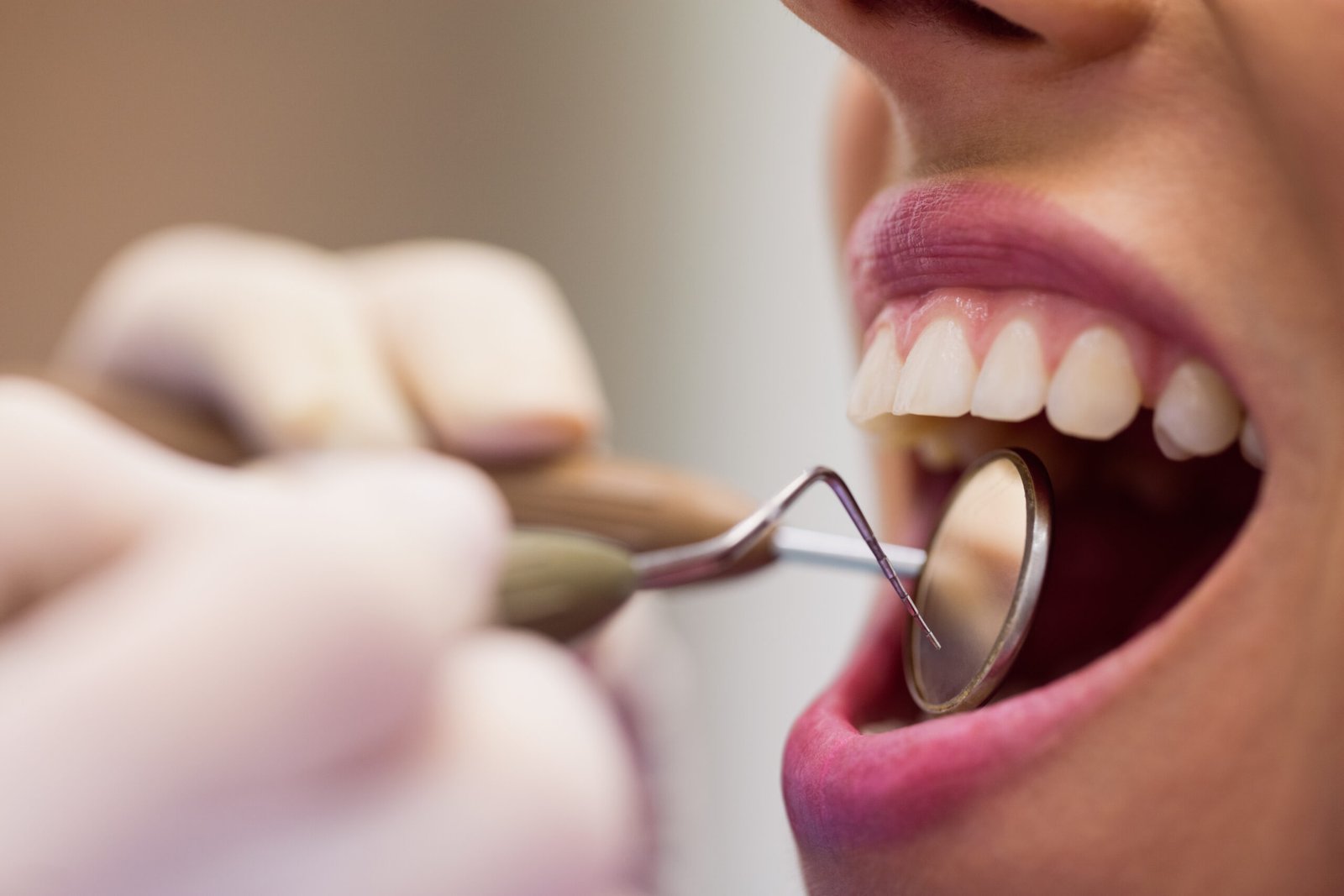 Dentista realizando exame odontológico em paciente