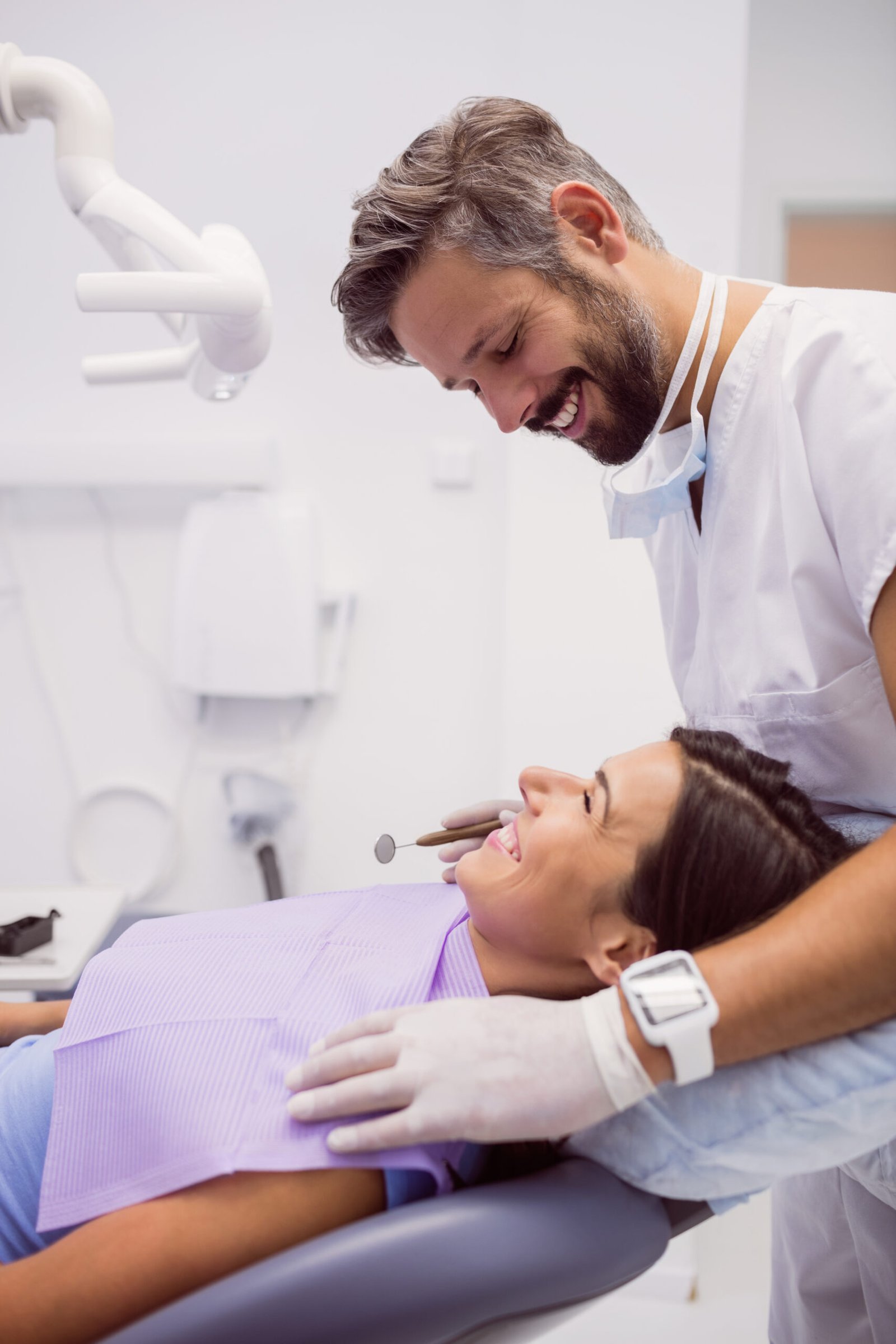 Dentista atendendo paciente na Odonto Integrada