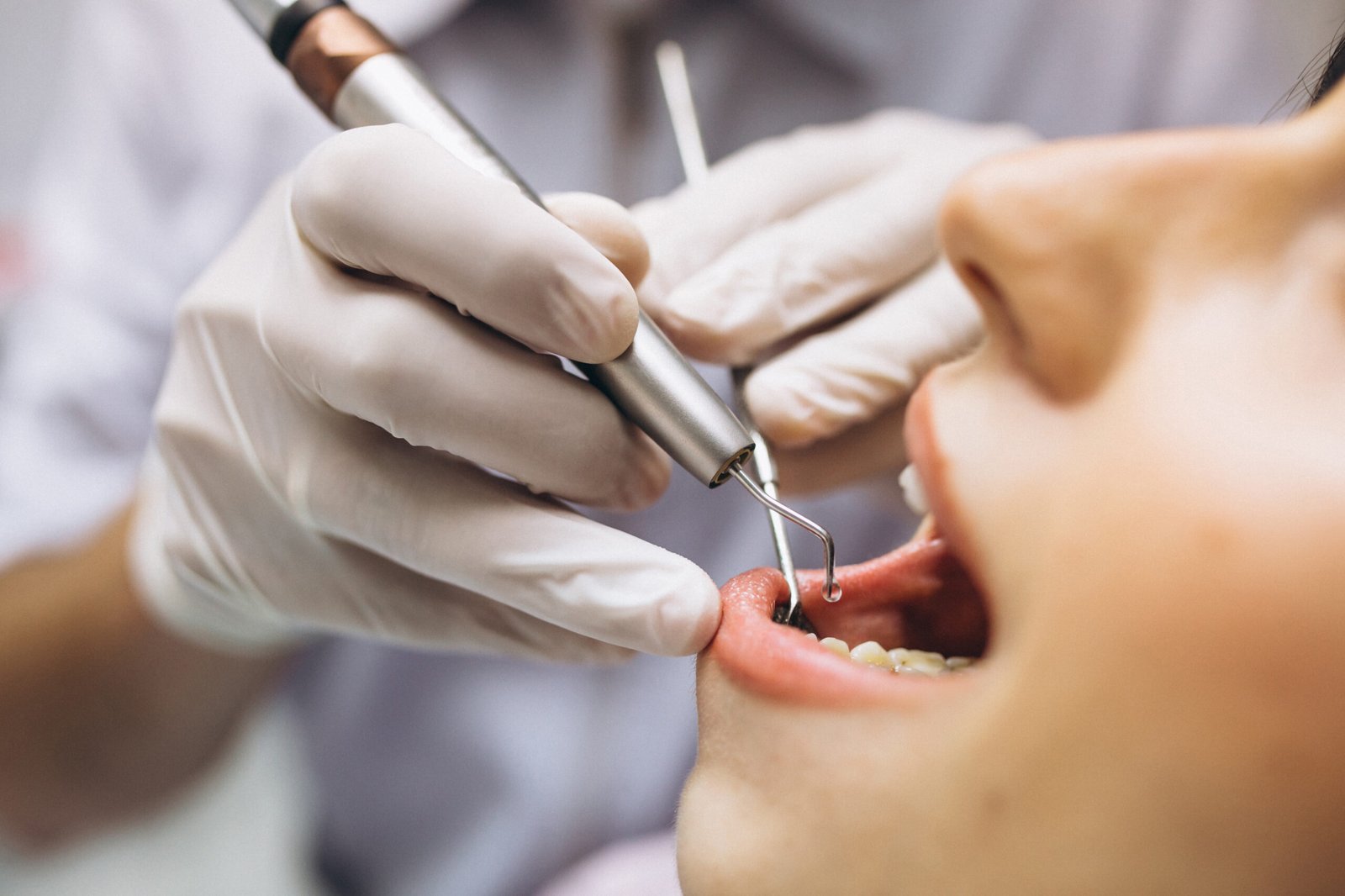 Paciente sendo atendida por dentista na clínica